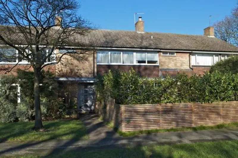 Film location D2238 in Surrey (photo 1)
