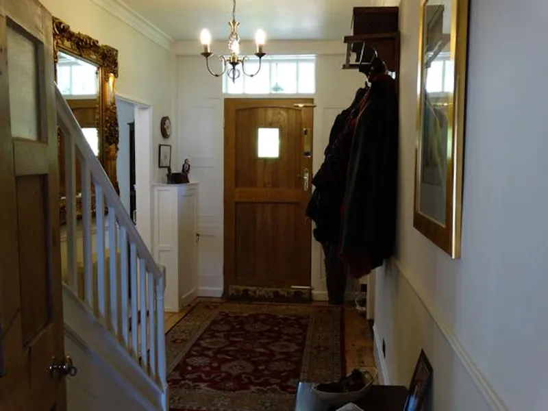 Entrance hall at Film location C863 in Surrey (photo 25)