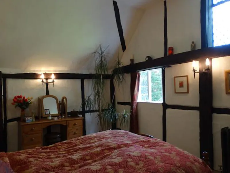 Bedroom at Film location C863 in Surrey (photo 27)