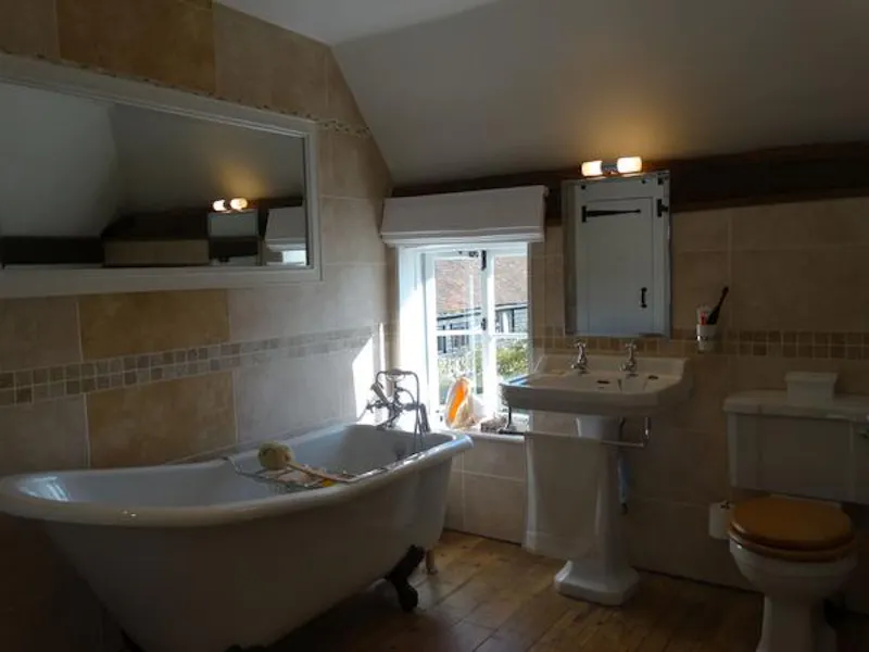 Bath - rolltop at Film location C863 in Surrey (photo 37)