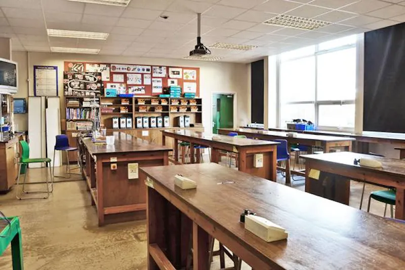 Laboratory at Versatile Dulwich school, J214 (photo 14)