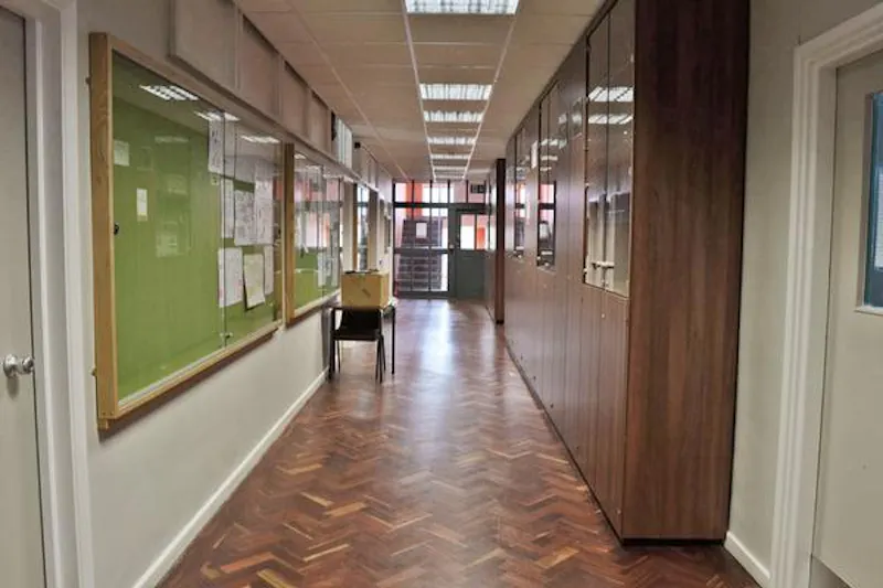Corridor at Versatile Dulwich school, J214 (photo 15)