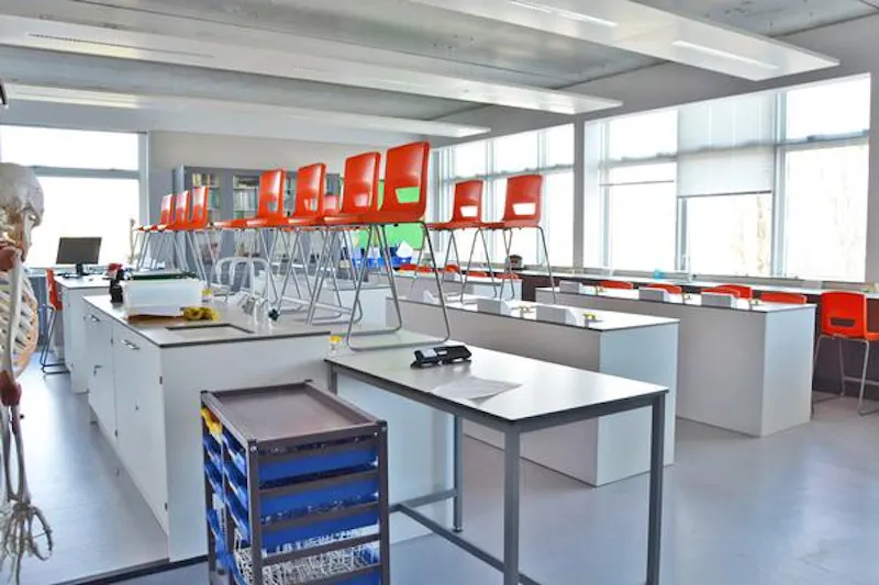 Laboratory at Versatile Dulwich school, J214 (photo 17)