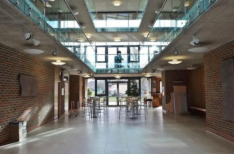 Exposed brick at Versatile Dulwich school, J214 (photo 33)