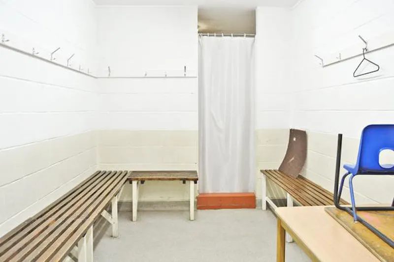 Changing rooms at Sports fields and club-house , R800 (photo 8)