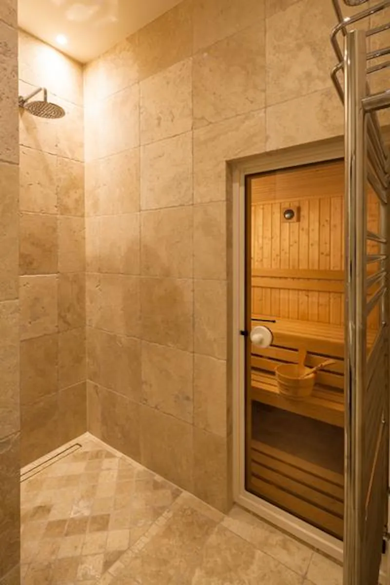 Shower at Lovely Wandsworth family house, B1715 (photo 15)