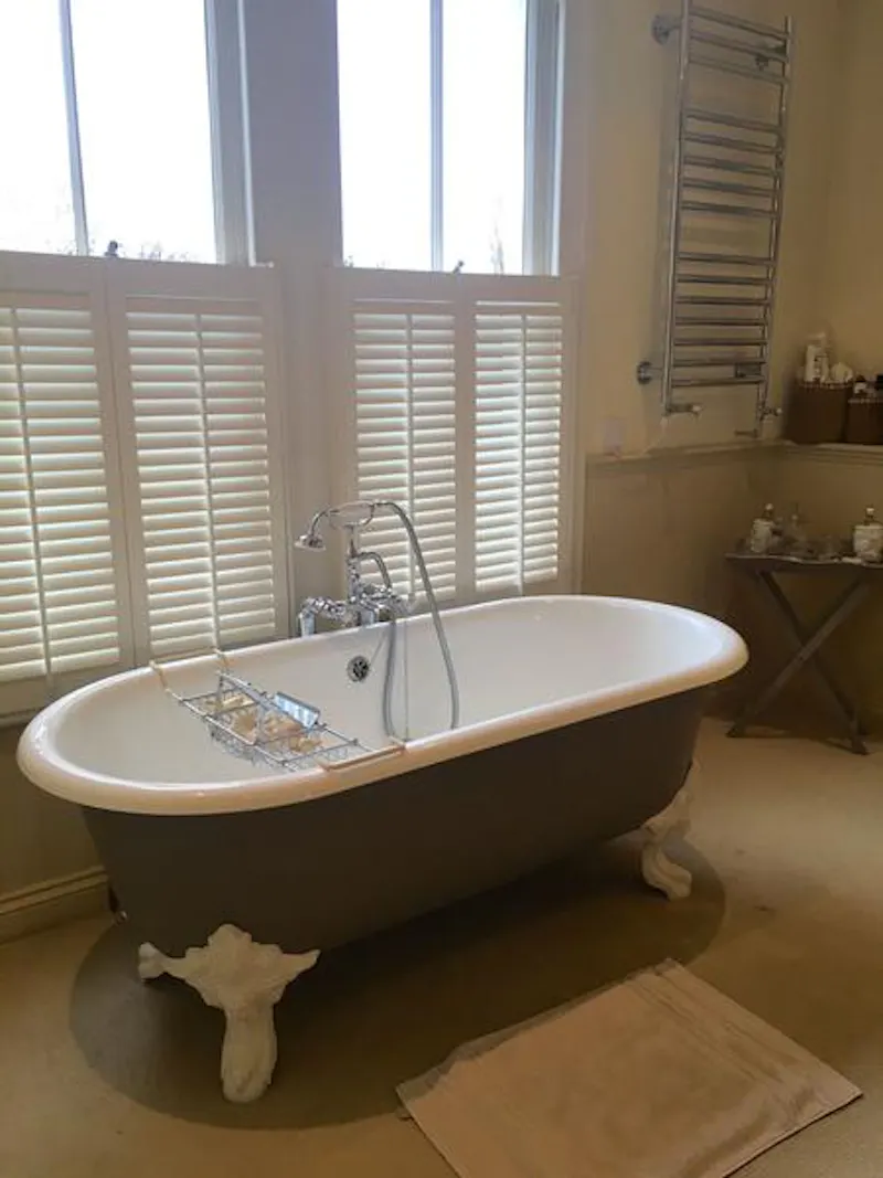 Bath - rolltop at Lovely Wandsworth family house, B1715 (photo 21)
