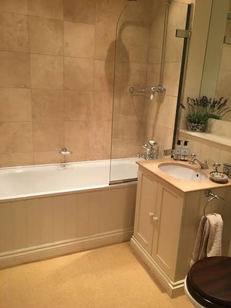 Bathroom at Lovely Wandsworth family house, B1715 (photo 26)