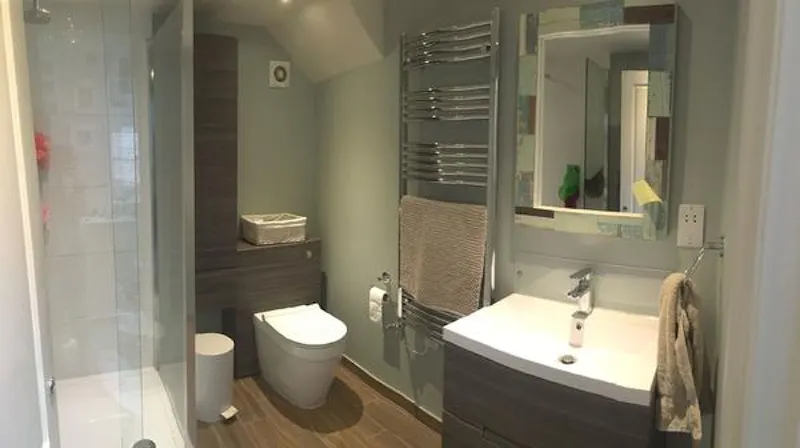Bathroom at Lovely Wandsworth family house, B1715 (photo 28)