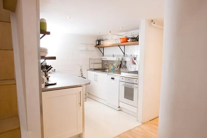 Kitchen at White loft studio in Angel, N410 (photo 4)