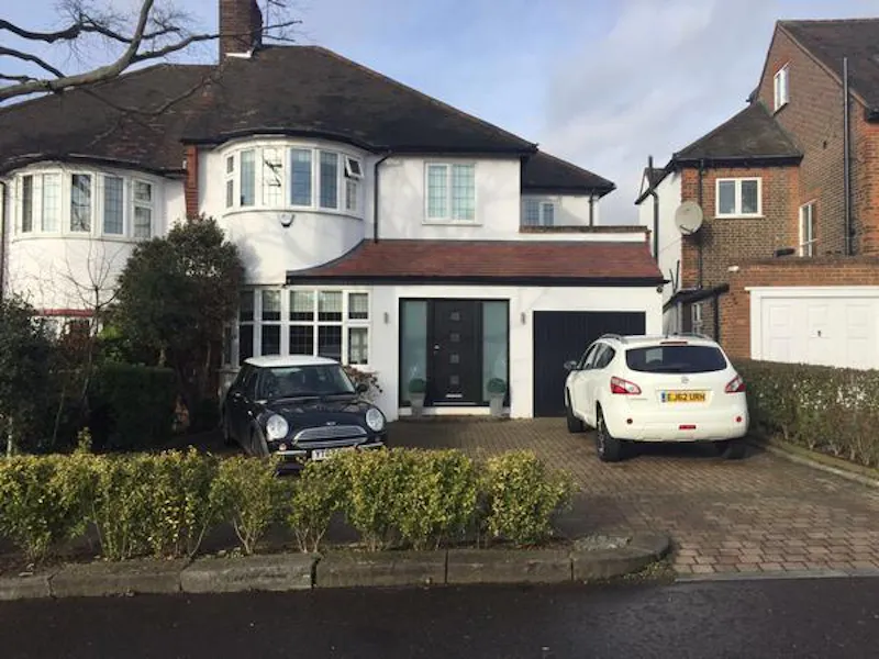 Driveway at Film location D2240 in London (photo 1)