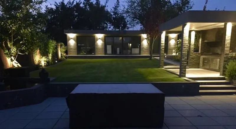 Garden at Film location D2240 in London (photo 8)