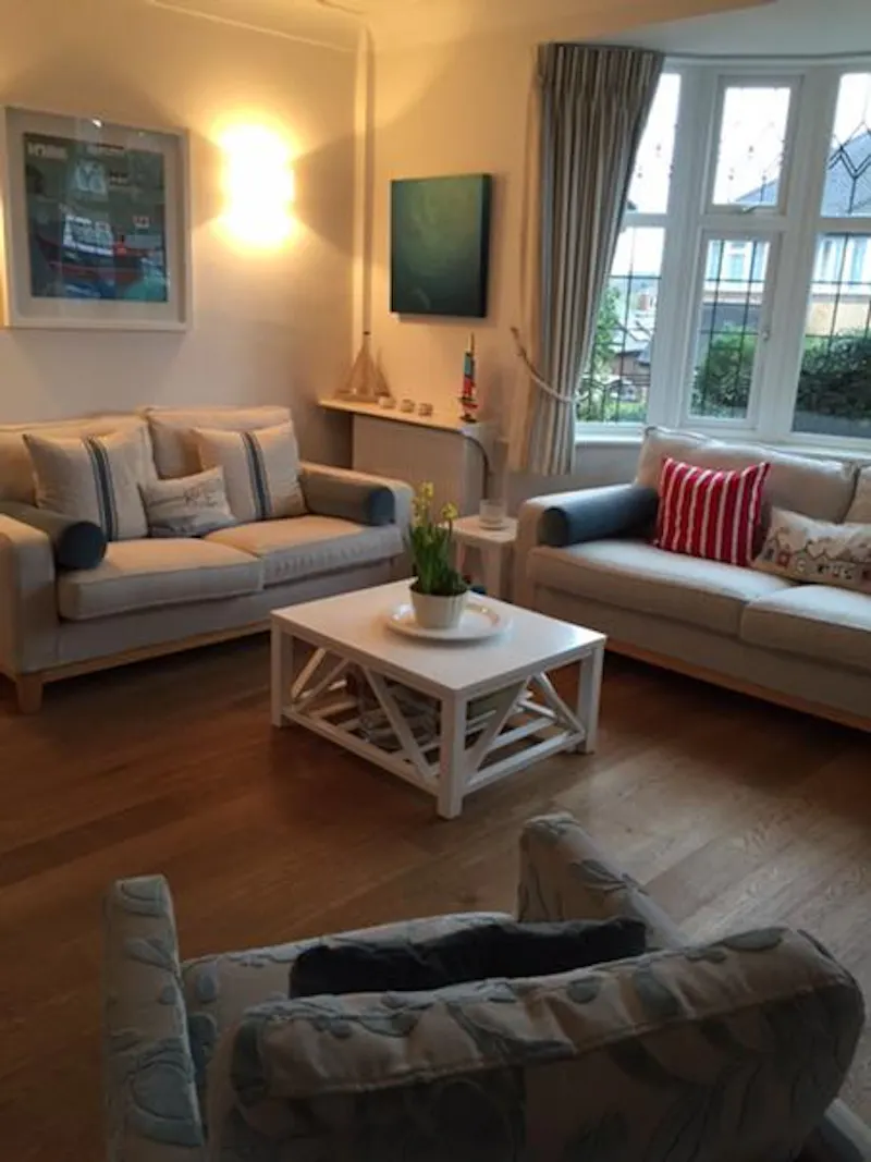 Living Room at Film location D2241 in London (photo 3)
