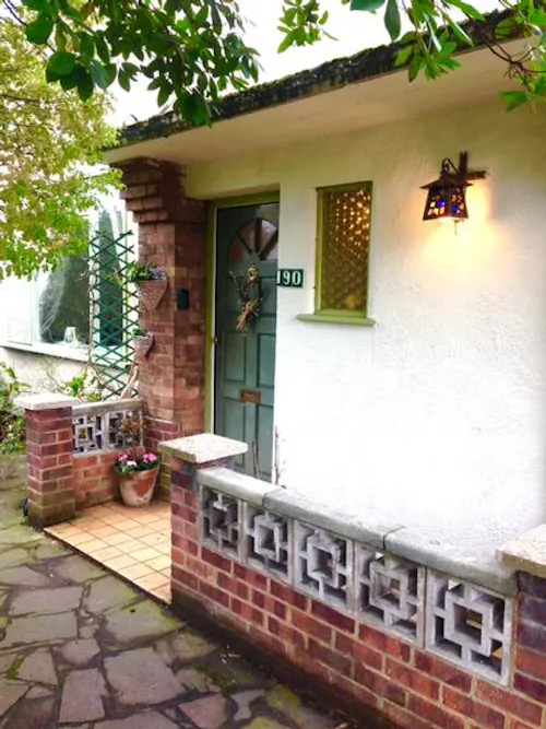 Suburban house in Eltham, D2242