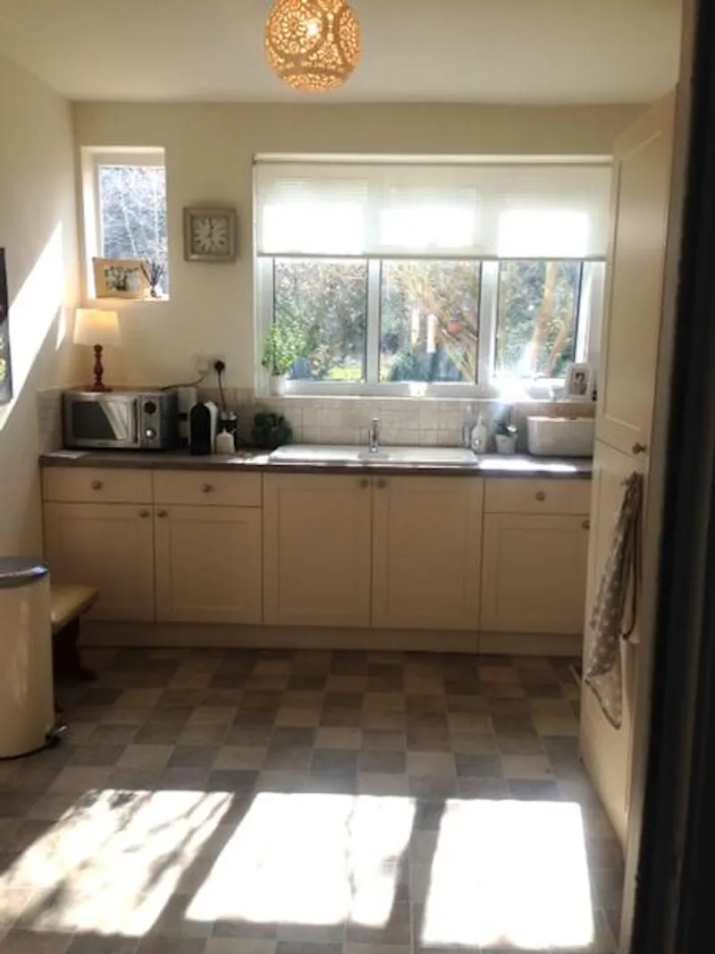 Kitchen at Suburban house in Eltham, D2242 (photo 10)