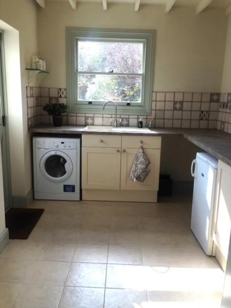 Suburban house in Eltham, D2242 (photo 12)