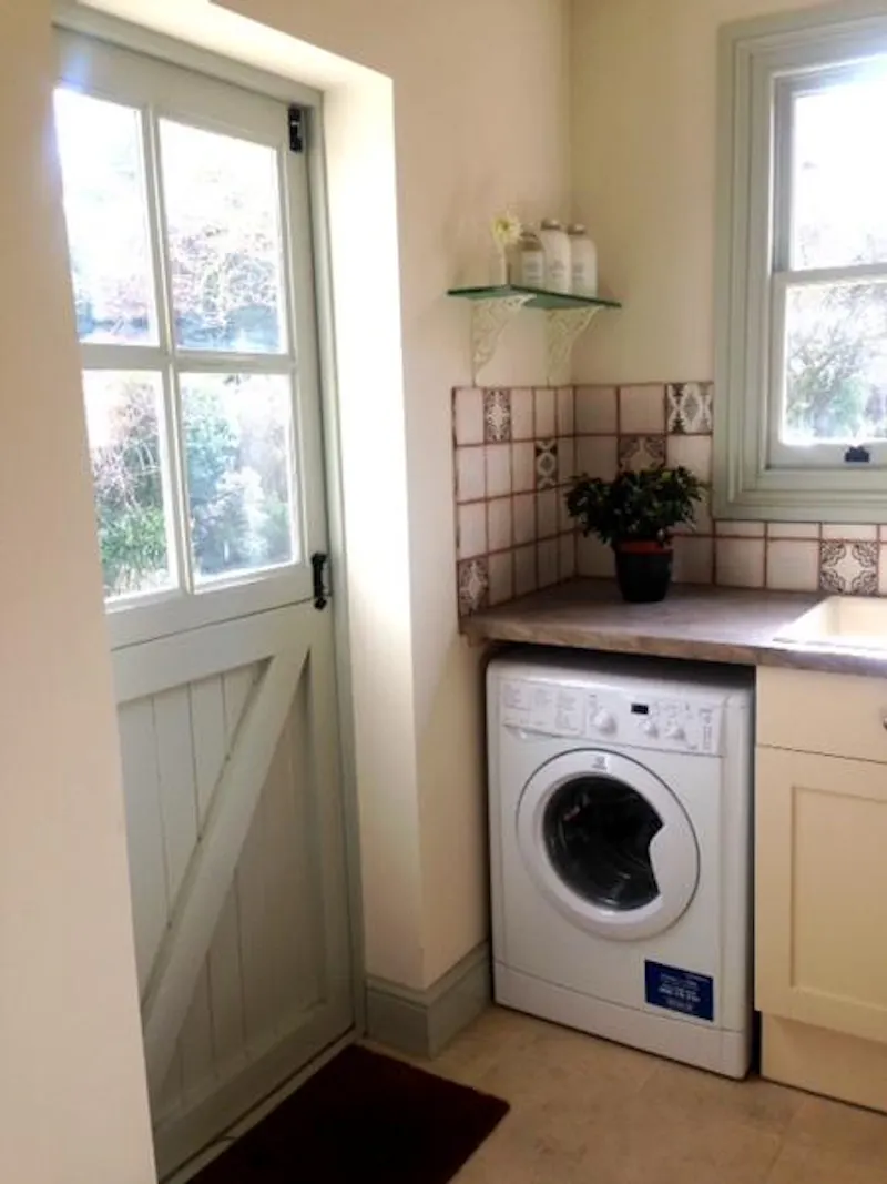 Suburban house in Eltham, D2242 (photo 13)