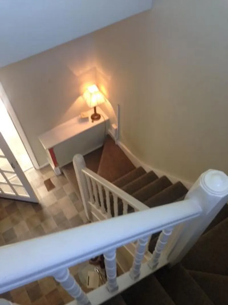 Staircase at Suburban house in Eltham, D2242 (photo 18)