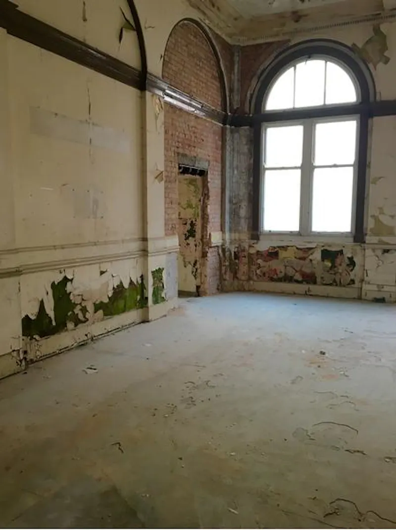 Derelict Wolverhampton studio, N411 (photo 1)