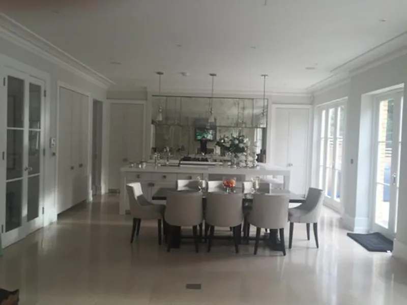 Dining room at Film location D2243 in London (photo 6)