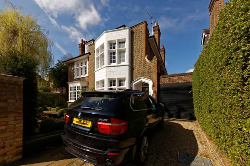 Driveway at Modern and minimal in Putney, E425 (photo 1)