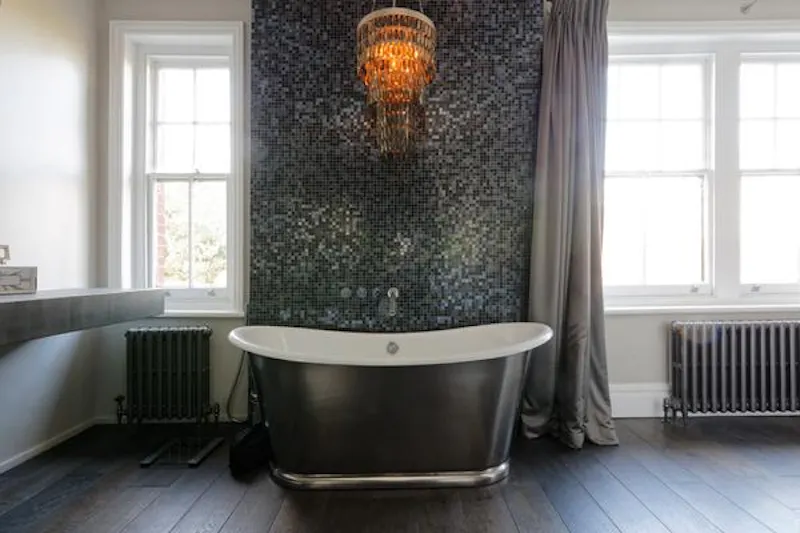 Bath - rolltop at Modern and minimal in Putney, E425 (photo 20)