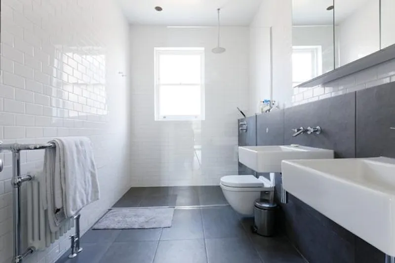 Shower at Modern and minimal in Putney, E425 (photo 21)