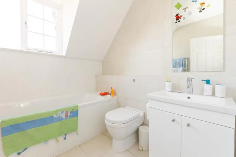 Bathroom at Modern and minimal in Putney, E425 (photo 28)