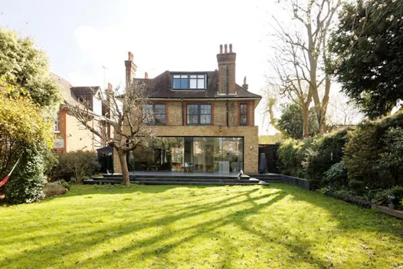 Garden at Modern and minimal in Putney, E425 (photo 34)