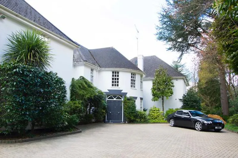 Driveway at Virginia Water modern mansion, D2245 (photo 1)