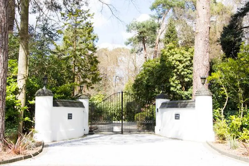 Gate at Virginia Water modern mansion, D2245 (photo 23)