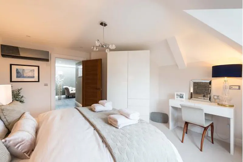 Contemporary Enfield apartment, F1102 (photo 23)