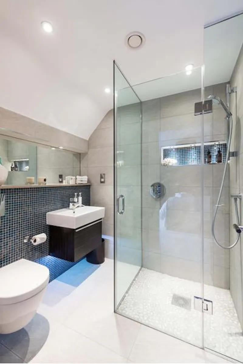 Shower at Contemporary Enfield apartment, F1102 (photo 28)