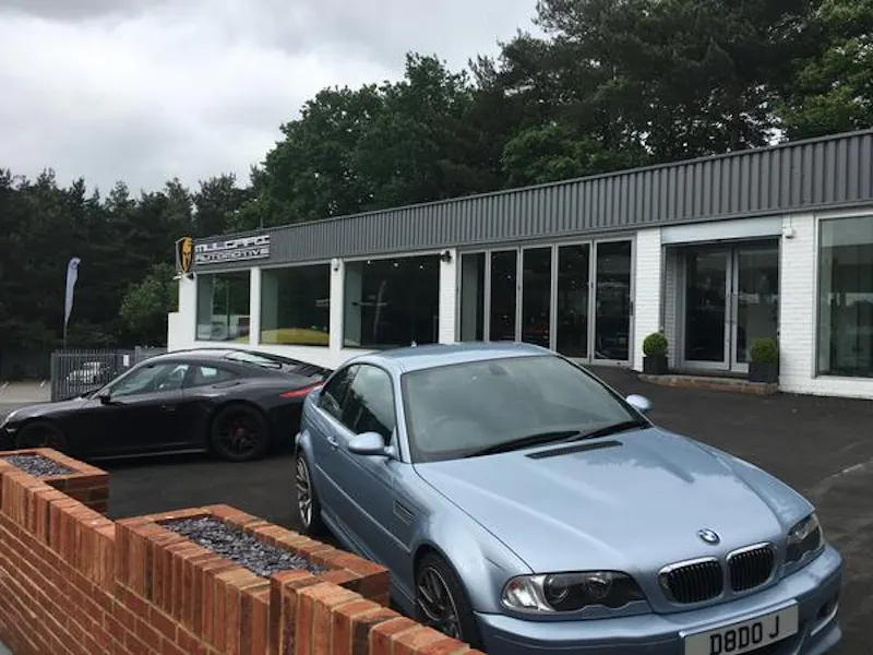 Car show room in Bracknell, V150 (photo 2)