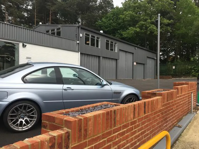 Car show room in Bracknell, V150 (photo 3)