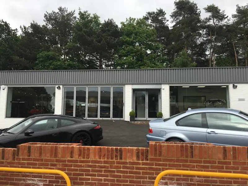 Car show room in Bracknell, V150 (photo 4)