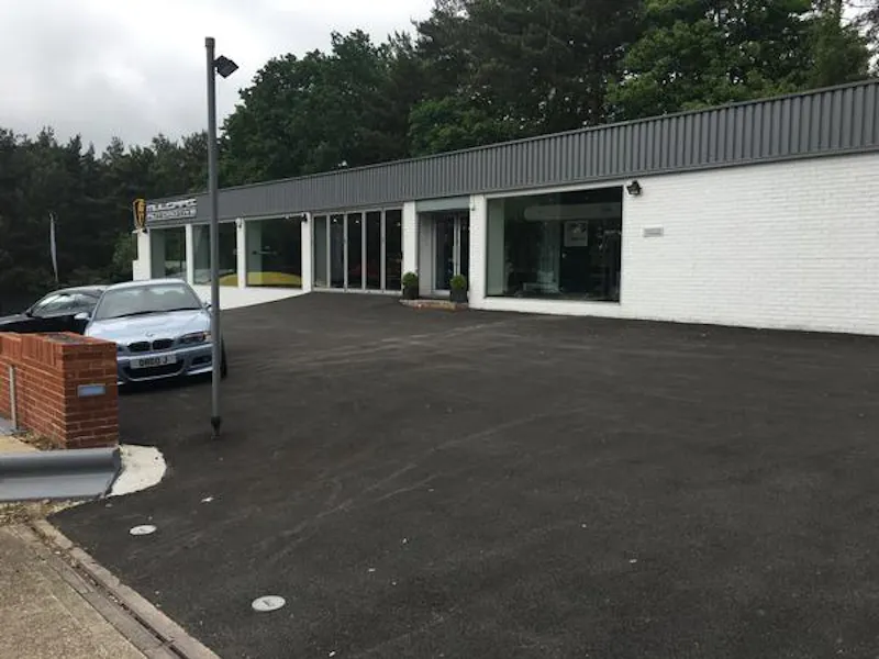 Car show room in Bracknell, V150 (photo 5)