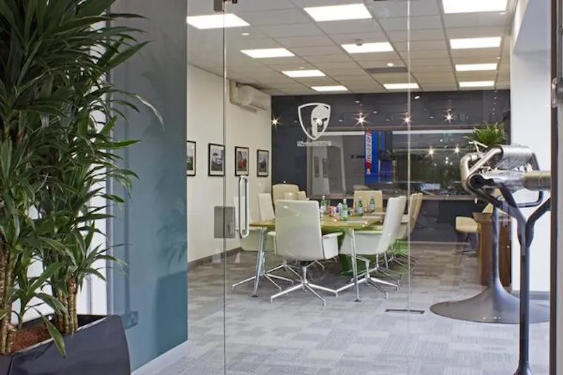 Car show room in Bracknell, V150 (photo 6)