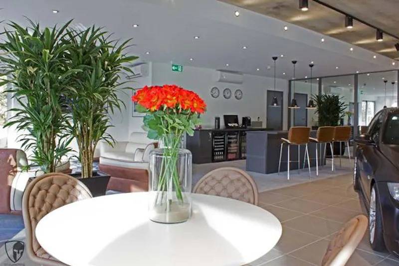 Car show room in Bracknell, V150 (photo 8)