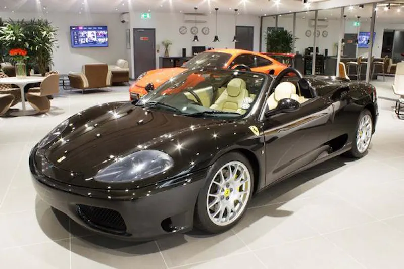 Car show room in Bracknell, V150 (photo 12)