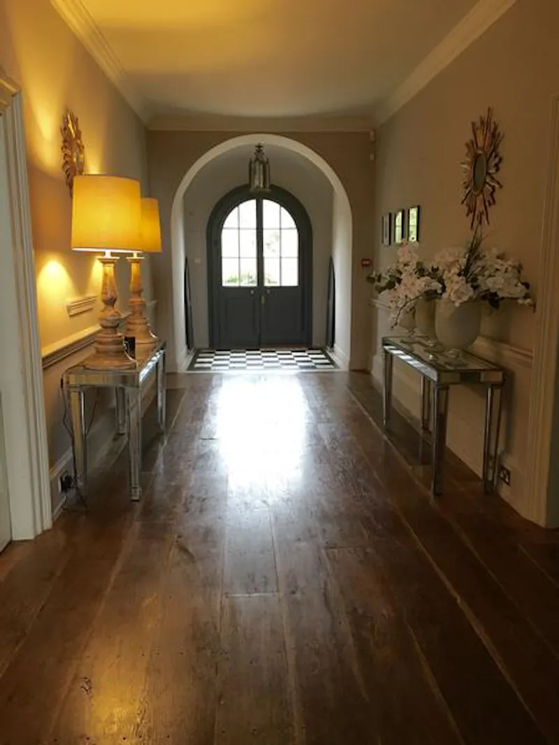 Entrance hall at Merstham country house, A1408 (photo 2)