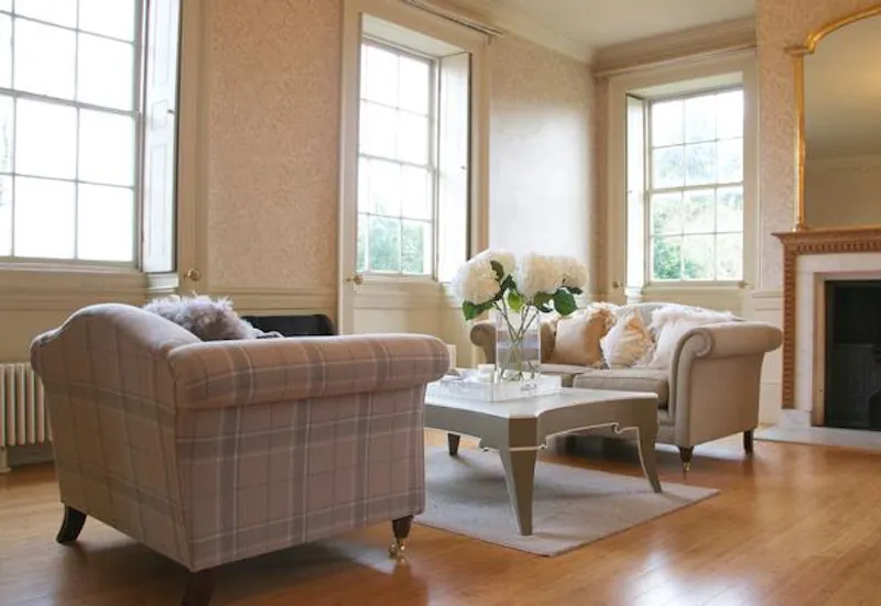Drawing room at Merstham country house, A1408 (photo 4)