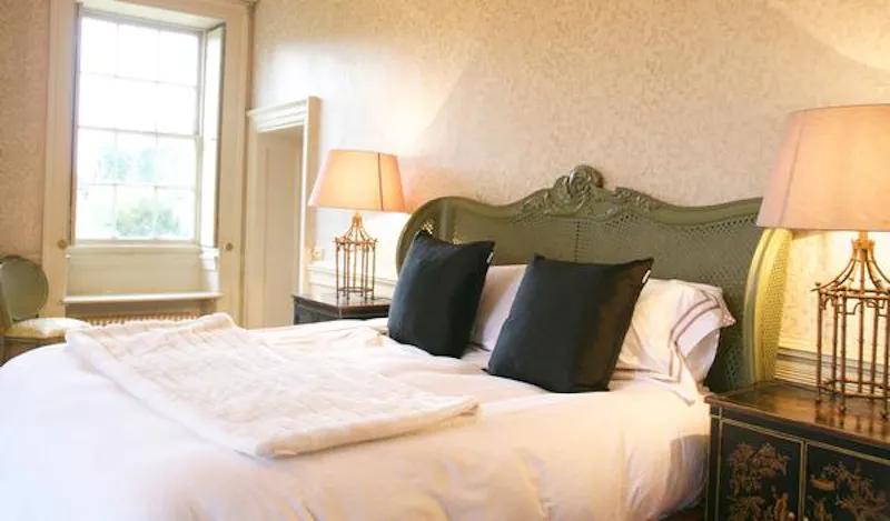 Bedroom at Merstham country house, A1408 (photo 7)