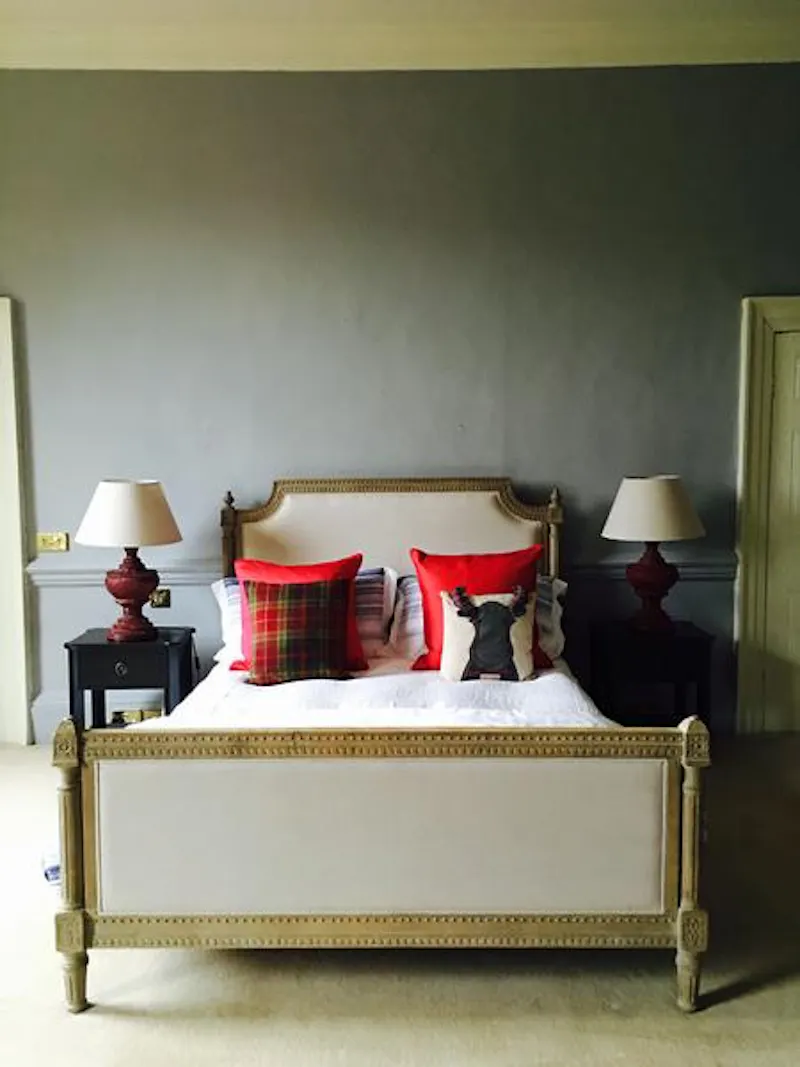 Bedroom at Merstham country house, A1408 (photo 8)