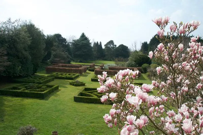 Garden at Merstham country house, A1408 (photo 19)