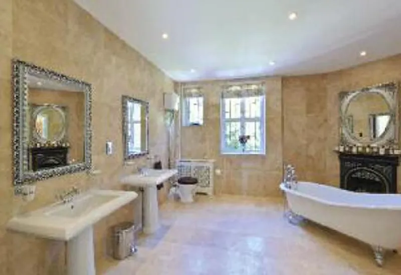 Bathroom at Bletchingly Manor Houses, B1719 (photo 33)