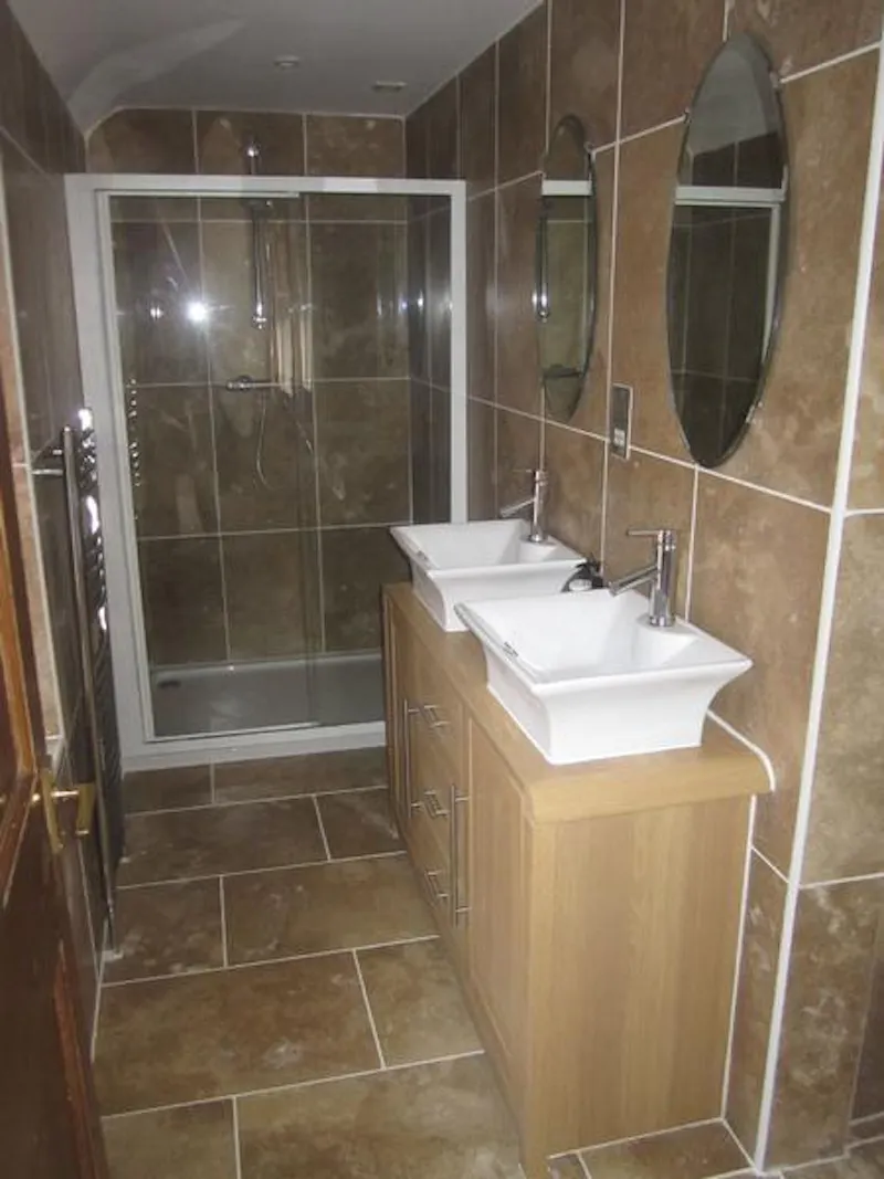 Shower at Bletchingly Manor Houses, B1719 (photo 41)
