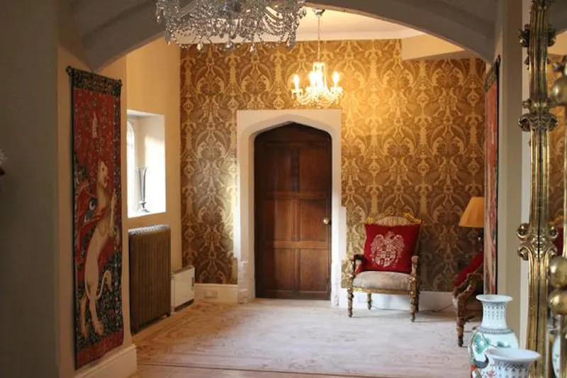 Entrance hall at Elizabethan Manor in Luton, H176 (photo 3)