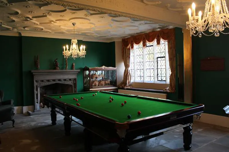 Games room at Elizabethan Manor in Luton, H176 (photo 7)