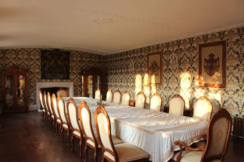 Dining room at Elizabethan Manor in Luton, H176 (photo 9)